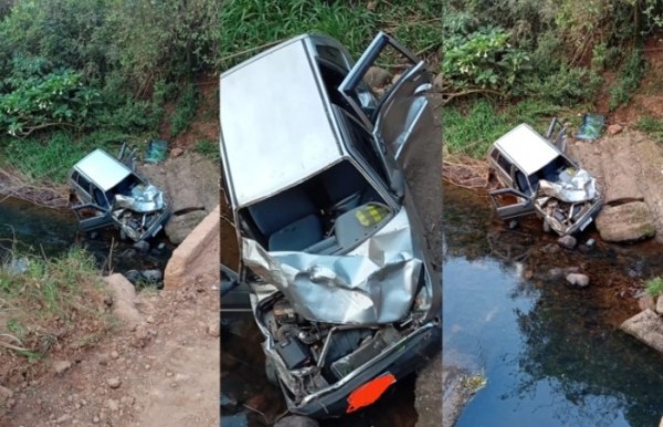 Três pessoas são resgatadas após carro cair de ponte em Nova Itaberaba