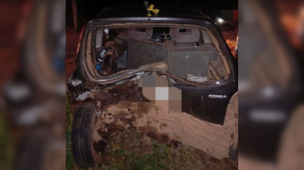 Mulher fica ferida em acidente na madrugada deste sábado (4)