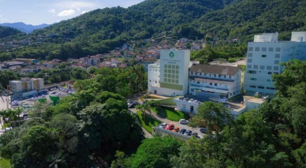 Menina de 5 anos é entubada após ser esquecida em carro sob calor de 38 °C