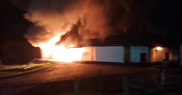 Unidade de incubação de ovos da Carminatti é destruído pelas chamas em Santo Antonio do Sudoeste