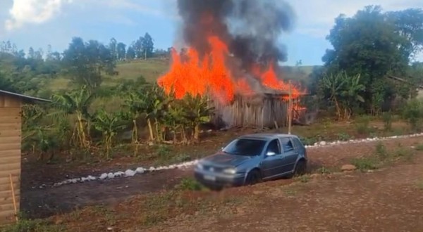 Residência é totalmente destruída por incêndio na tarde de domingo