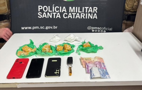 Duas adolescentes e três homens são detidos por tráfico de drogas