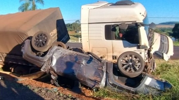Acidente entre caminhão e caminhonete é registrado na BR-280