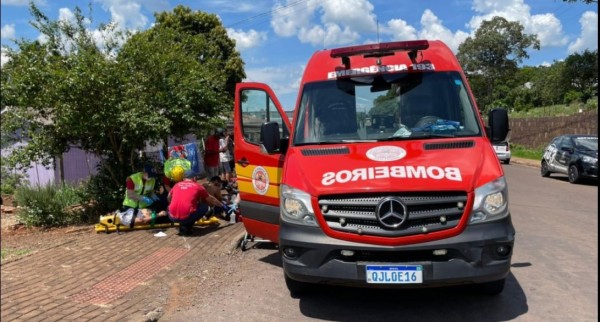 Mulher joga carro em cima de moto e deixa ex-namorado e idosa feridos