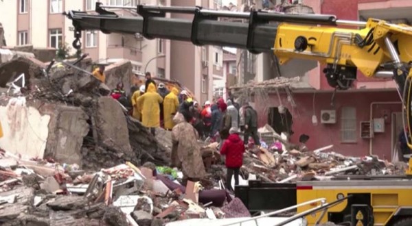 Sobe para 2.600 o número mortos em terremoto na Turquia e Síria