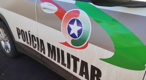 Homem ameaça companheira com arma branca durante discussão por ciúmes