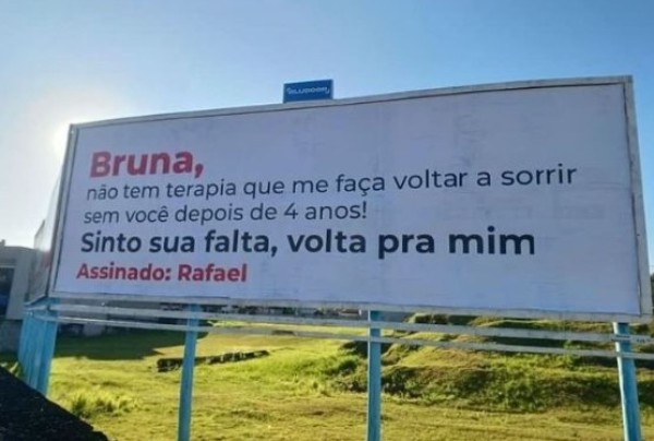 Homem manda recado para amada com outdoor em SC: ‘não tem terapia que me faça voltar a sorrir’