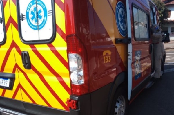 Homem fica ferido em colisão entre carro e motocicleta