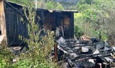 Bombeiros combatem incêndio em residência de madeira