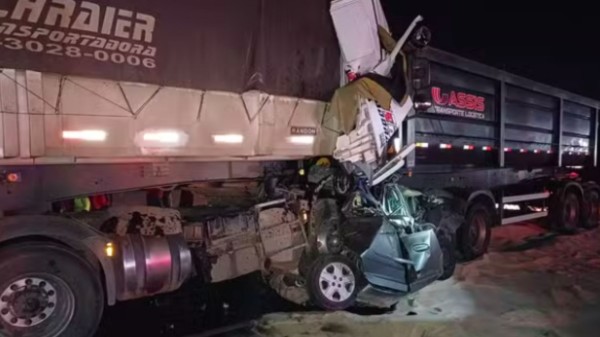 Engavetamento mata 6 pessoas em rodovia no Paraná