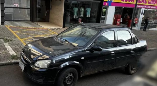 Veículo com mais de R$ 93 mil em débitos é apreendido no centro de Pato Branco