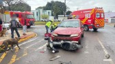Colisão entre carro e moto deixa dois jovens feridos no centro