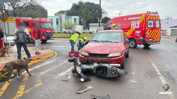Colisão entre carro e moto deixa dois jovens feridos no centro