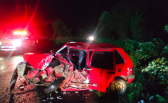 Motorista de carro sofre ferimentos graves em colisão contra caminhão no Oeste