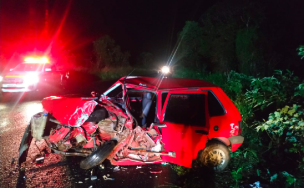 Motorista de carro sofre ferimentos graves em colisão contra caminhão no Oeste