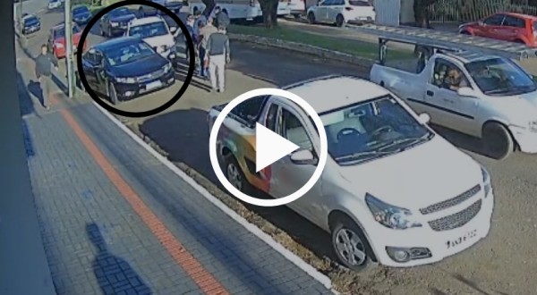 Mulher perde o controle e bate em carro estacionado