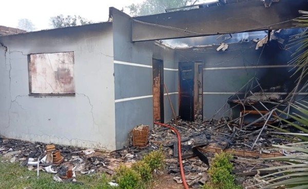 Incêndio destrói casa no interior