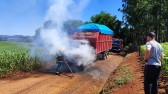 Bombeiros combatem incêndio em caminhão que transportava maravalha