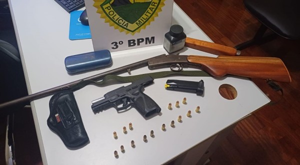 Suspeito é detido após ameaçar família com arma de fogo