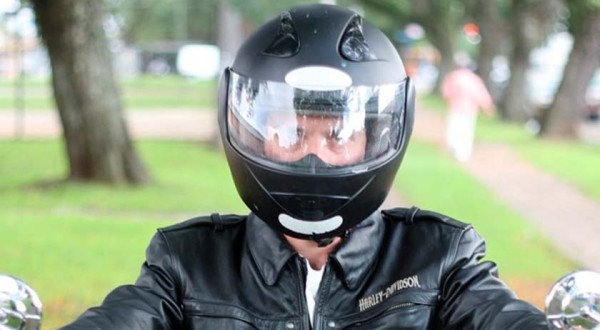 Atenção, pilotos! Novas normas de capacete para motos!