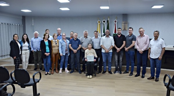 Homenagens marcam mais uma sessão plenária do Legislativo Cerqueirense
