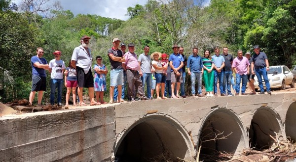 Administração inaugura ponte na comunidade da Linha Seca