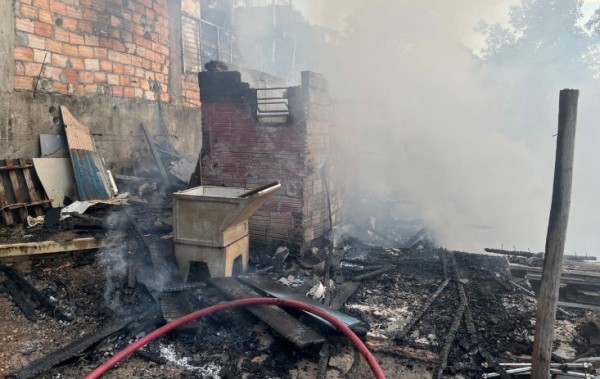 Residência é destruída por incêndio