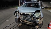 Veículo colide contra poste na Av. Willy Barth na madrugada deste sábado