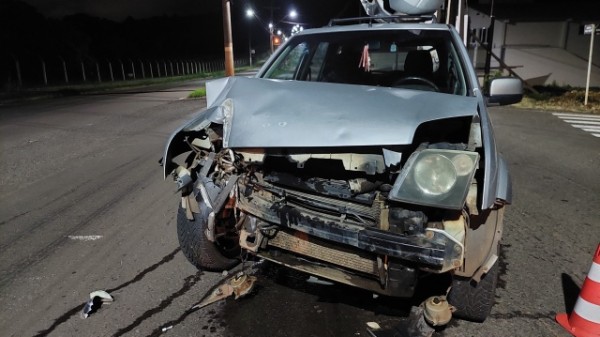 Veículo colide contra poste na Av. Willy Barth na madrugada deste sábado