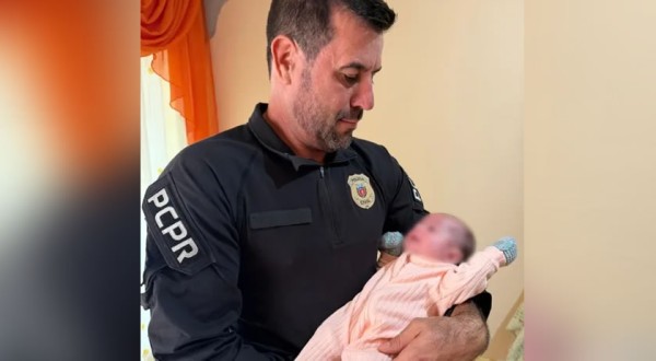 Policial civil de folga ajuda a salvar bebê que se engasgou durante amamentação
