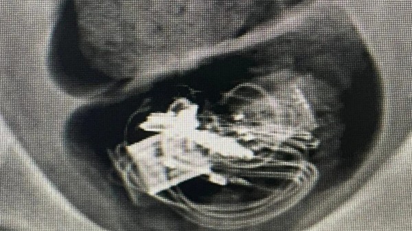 Homem 'força' própria prisão para levar droga, fone de ouvido e pen drive para dentro de cadeia