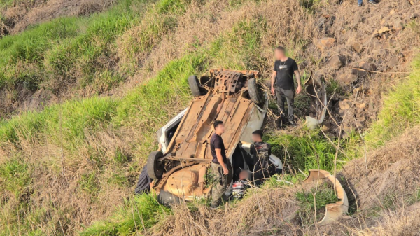 Carro sai da pista e cai em ribanceira na BR-163