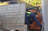 Mulher fica gravemente ferida após capotar trator e cair de ribanceira