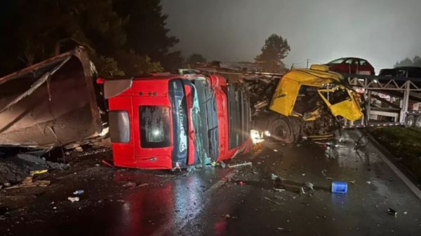 Colisão entre caminhões deixa BR-116 interditada no Paraná