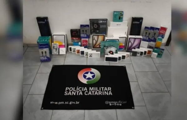 iPhone escondido dentro de pote de bolo chama atenção em apreensão de R$ 200 mil em SC