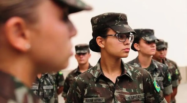 Mulheres poderão se alistar no serviço militar aos 18 anos