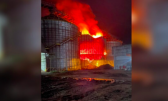 Incêndio de grandes proporções atinge silo de grãos no RS