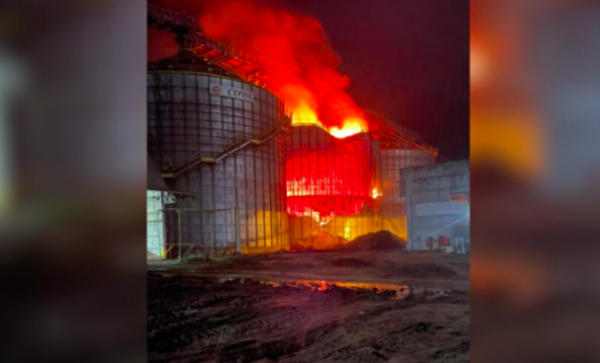 Incêndio de grandes proporções atinge silo de grãos no RS