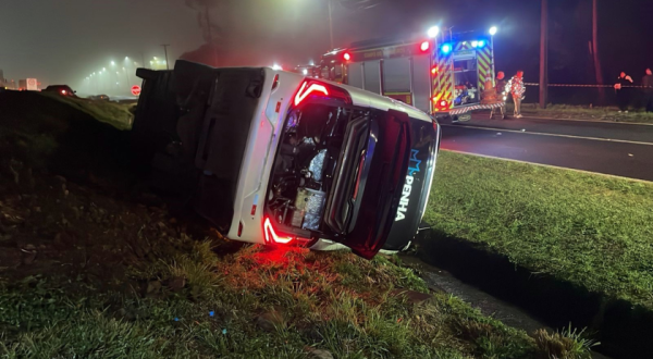 Ônibus tomba e deixa um morto e dezenas de feridos na BR-277