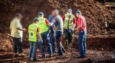 Bombeiros resgatam trabalhador que caiu em buraco com mais de quatro metros de profundidade