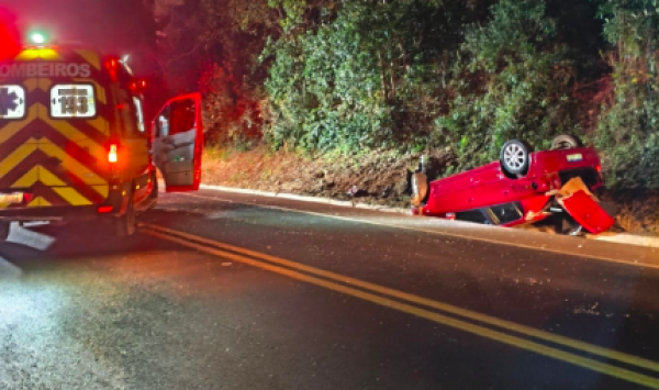 Acidente entre veículos deixa motorista preso nas ferragens na BR-282