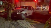 Carro vai de encontro a árvore após colisão e homem fica ferido