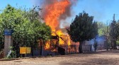 Residência mista pega fogo e é totalmente destruída