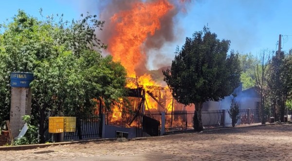 Residência mista pega fogo e é totalmente destruída