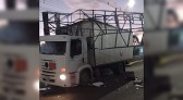 Caminhão danifica portal no acesso a ponte estreita, recém construído