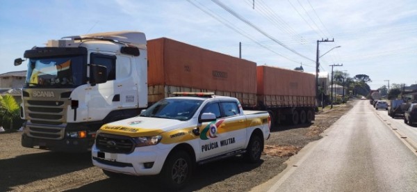Motorista de caminhão é preso após tentar subornar policiais