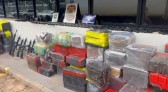 Duas toneladas de maconha e mais de 80 armas são apreendidas em caminhão de porcos no Paraná