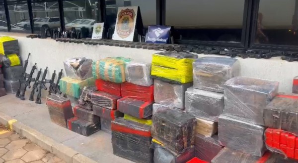 Duas toneladas de maconha e mais de 80 armas são apreendidas em caminhão de porcos no Paraná