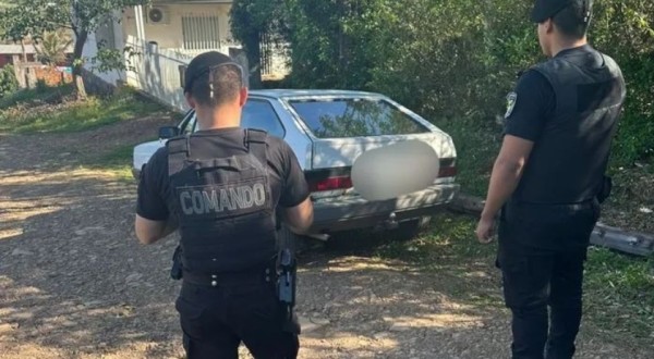 Polícia recupera carro roubado no Brasil após perseguição na fronteira