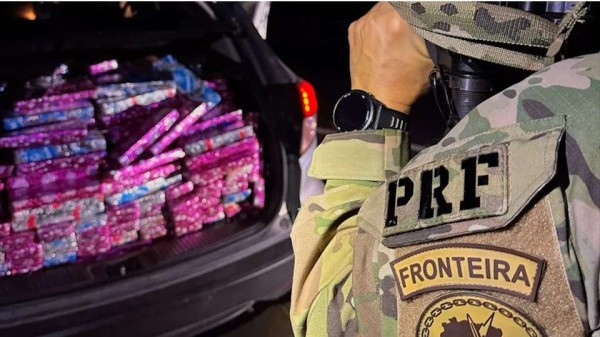 Motorista pula de carro em movimento durante perseguição da PRF na BR-277